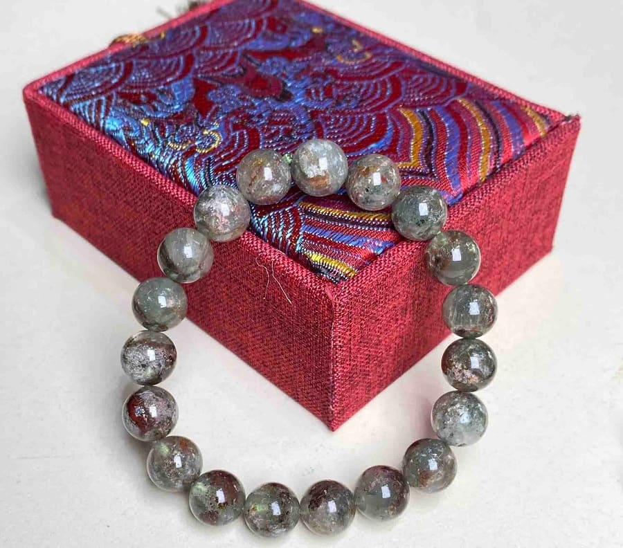 Nên cất trang sức ngọc trong hộp chuyên dụng khi không sử dụng