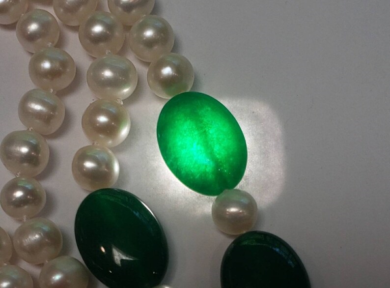 Cách phân biệt ngọc tự nhiên bằng đèn UV và kính lúp chuyên dụng