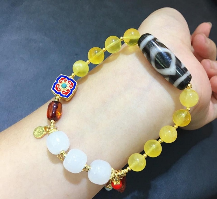 Phối trang sức ngọc với trang phục cá tính