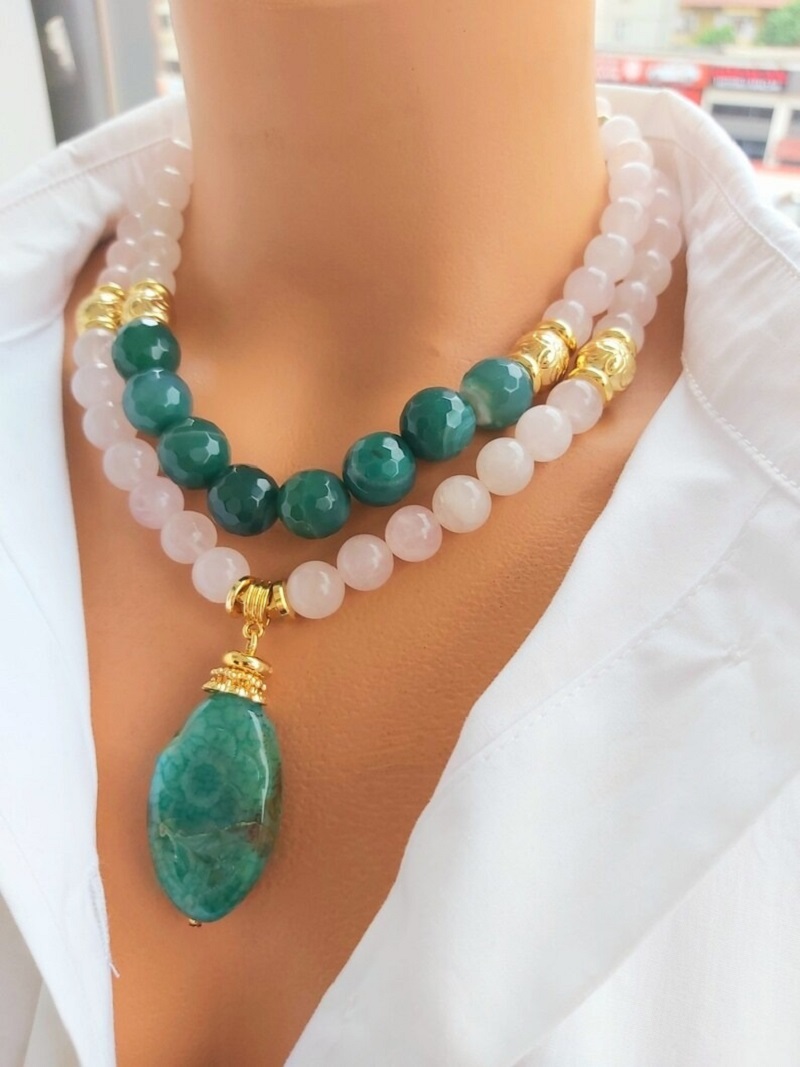 Trang sức ngọc đơn giản kết hợp với phong cách hiện đại