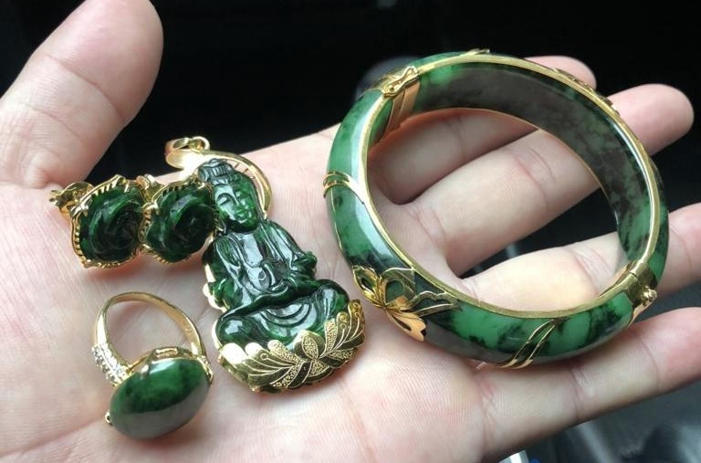 Trang sức ngọc sơn thủy phù hợp với người lãng mạn, yêu thiên nhiên và thích sự độc đáo