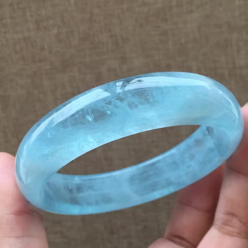 Đá Aquamarine mang đến sự bình tĩnh và tự tin