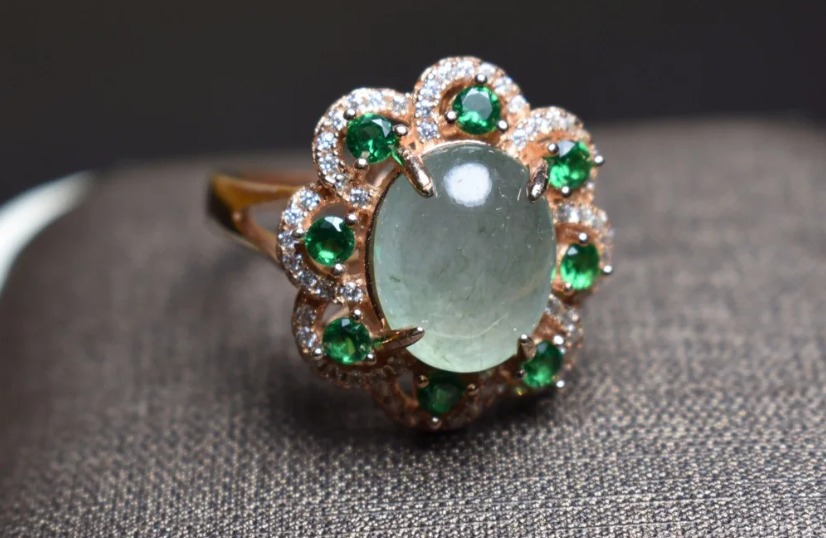 Trang sức ngọc cẩm thạch kết hợp đá quý