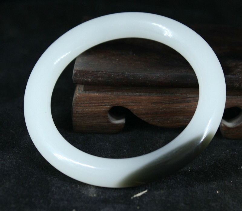 Trang sức ngọc hợp với mệnh kim