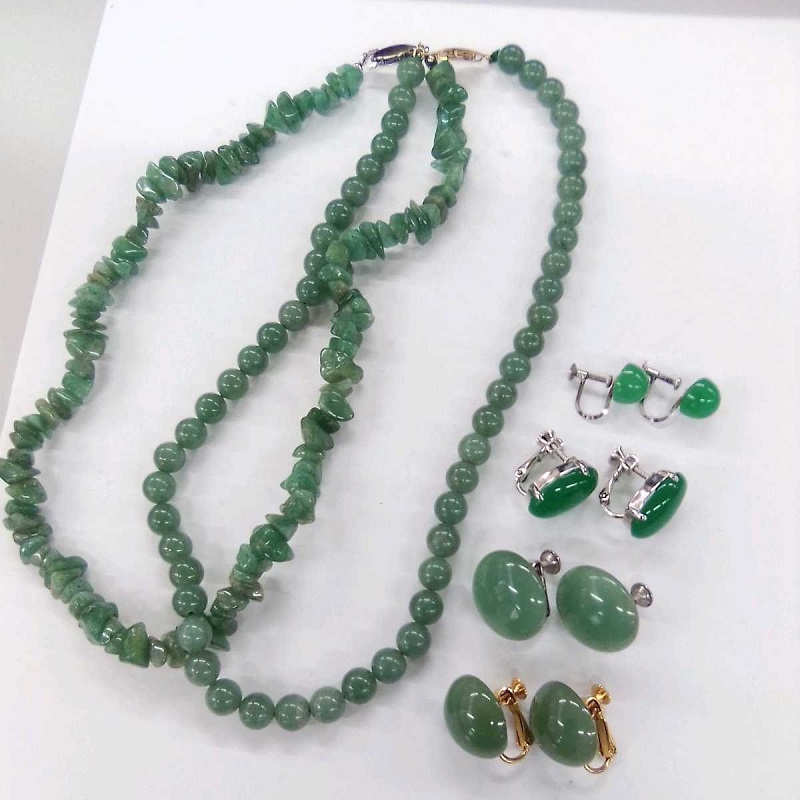 Hoa tai và chuỗi hạt ngọc cẩm thạch