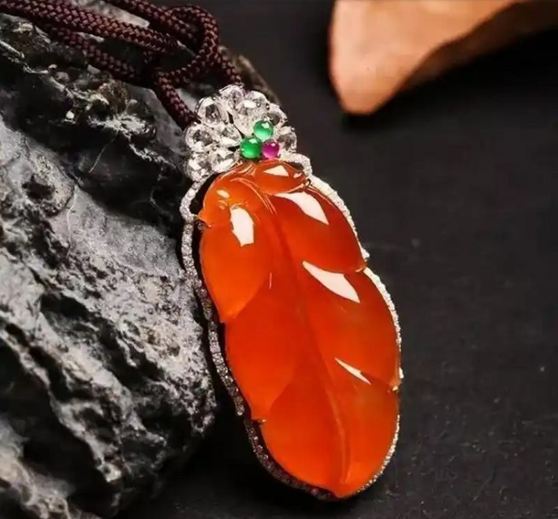 Ngọc phỉ thúy tự nhiên mang vẻ đẹp thuần khiết