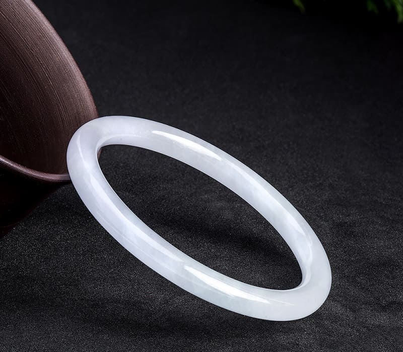 Đeo vòng bạch ngọc mang đến tài lộc và may mắn