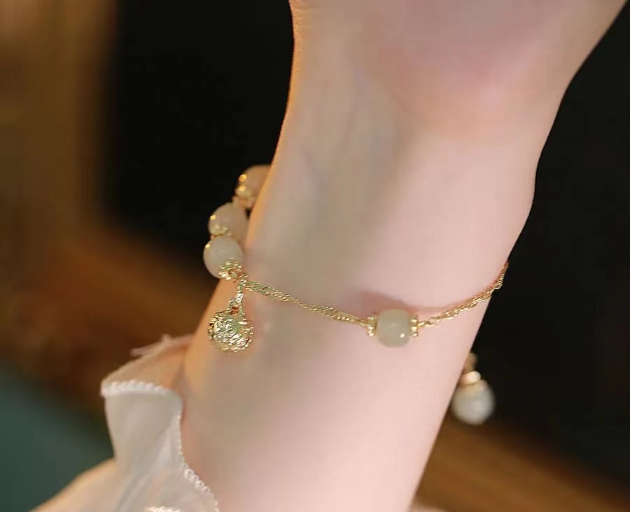 Vòng ngọc tự nhiên thể hiện sự nhẹ nhàng và quý phái