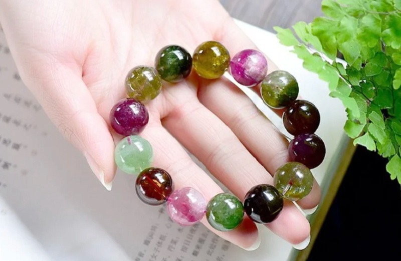 Nên chọn vòng tay ngọc đa sắc hợp mệnh và mục đích sử dụng